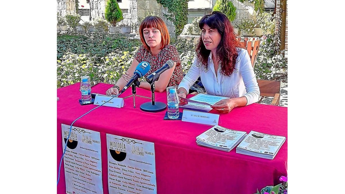 Sandra Pérez y Ana Redondo durante la presentación de Mediodía de versos en el patio de la Casa Zorrilla.-EL MUNDO