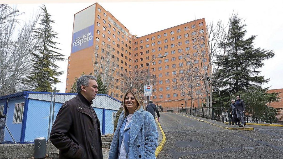 Los socialistas Javier Izquierdo y Teresa López, ayer, a las puertas del Hospital Clínico Universitario.-ICAL