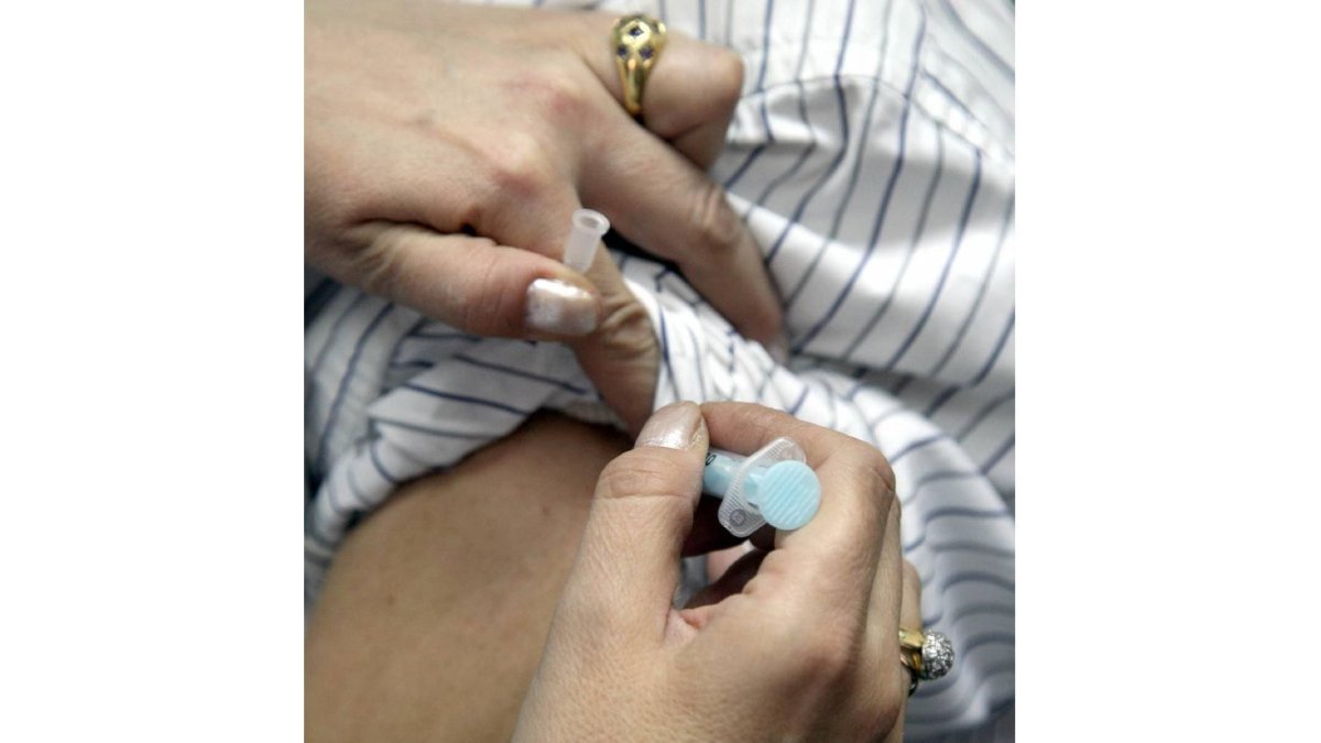 Campaña vacunación Gripe A. Un hombre se vacuna contra la Gripe A en un centro de salud de Valladolid-Ical