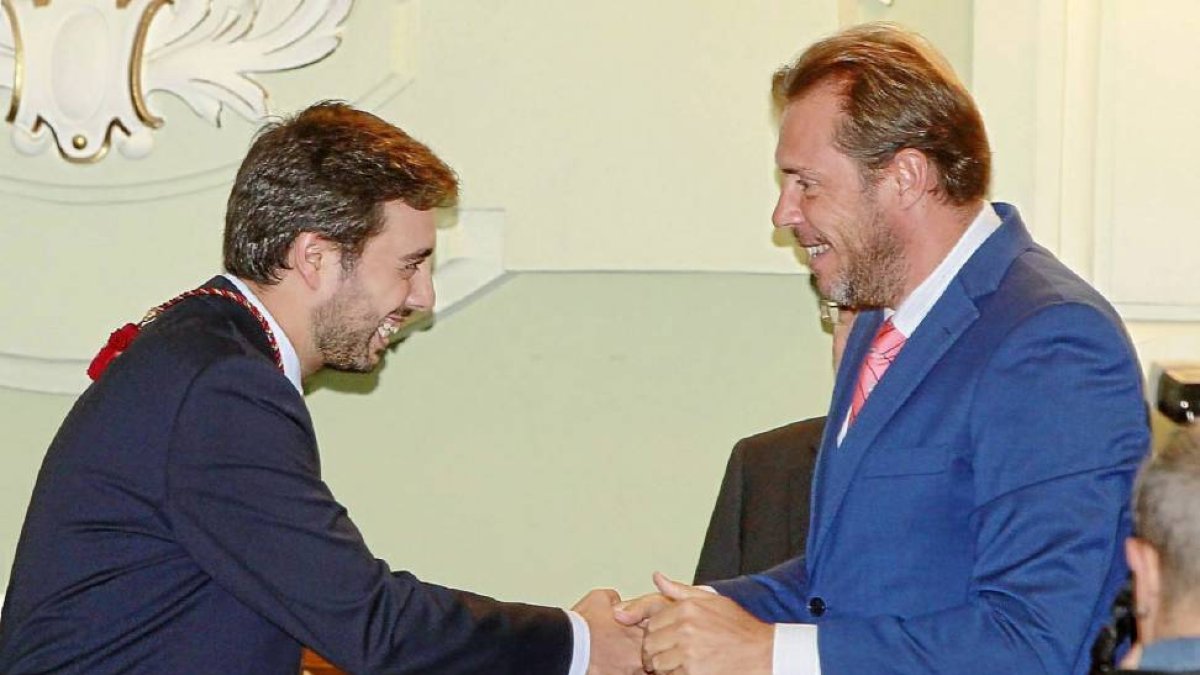 El nuevo concejal del Ayuntamiento, García Carvajal, saluda a Óscar Puente-J.M. Lostau