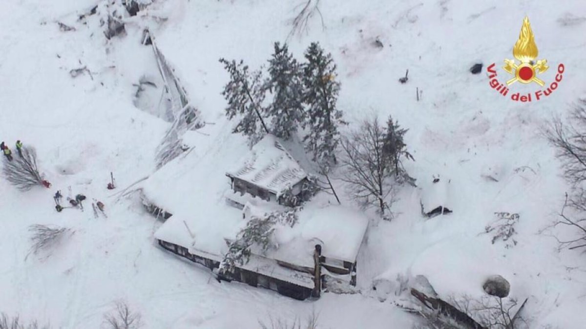 Imagen aérea del hotel Rigopiano, en Farindola (Abruzos) tras la avalancha, el 19 de enero.-REUTERS