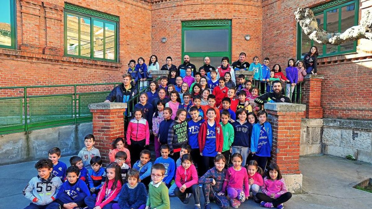 Los alumnos del colegio Isabel La Católica posan con los jugadores.-EL MUNDO