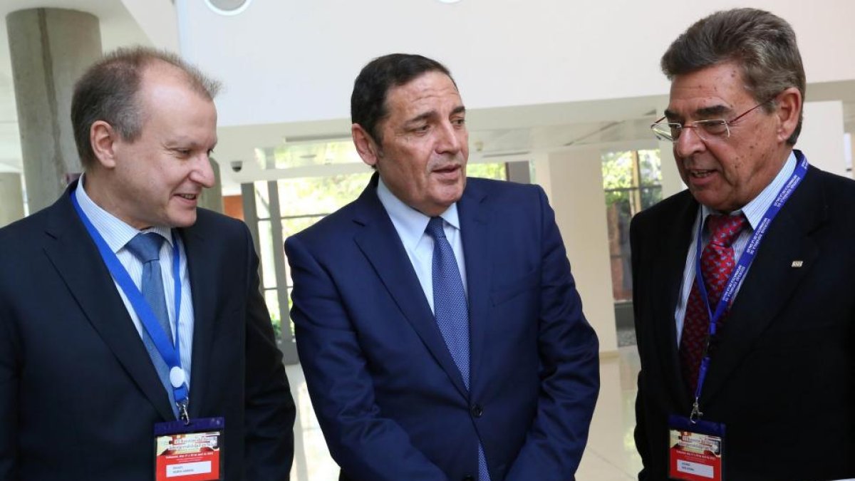 El consejero de Sanidad, Antonio María Sáez Aguado, clausura el Foro de Interoperabilidad en el hospital Rio Hortega. En la imagen, junto con el presidente y delegado de Interoperabilidad de la SEIS, Luciano Sáez y Adolfo Muñoz-ICAL