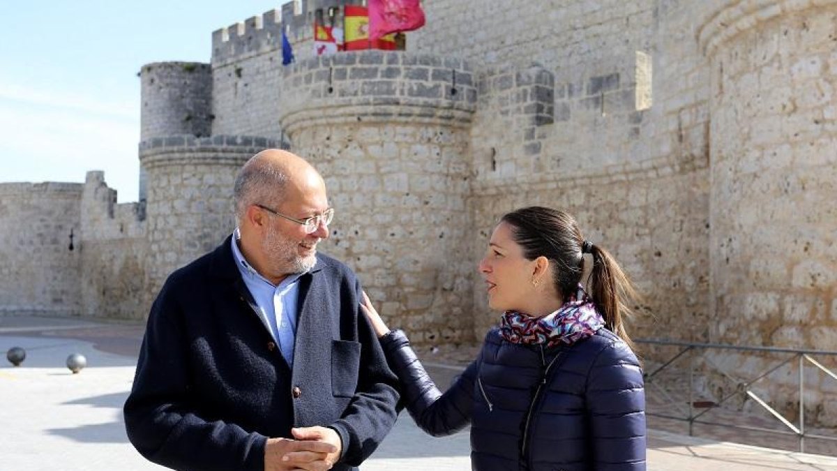 La candidata de Cs al Congreso por Valladolid, Soraya Mayo, acompañada por el candidato a la Presidencia de la Junta, Francisco Igea, visitan el castillo de Portillo-ICAL