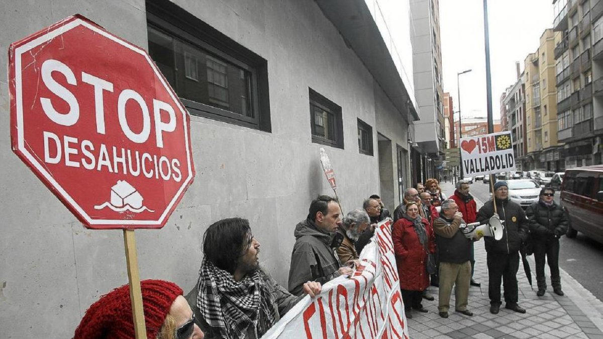 Un grupo de personas protesta contra los desahucios en Valladolid.-ICAL