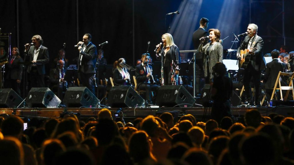 Concierto de Mocedades en la Plaza Mayor. - J. M. LOSTAU