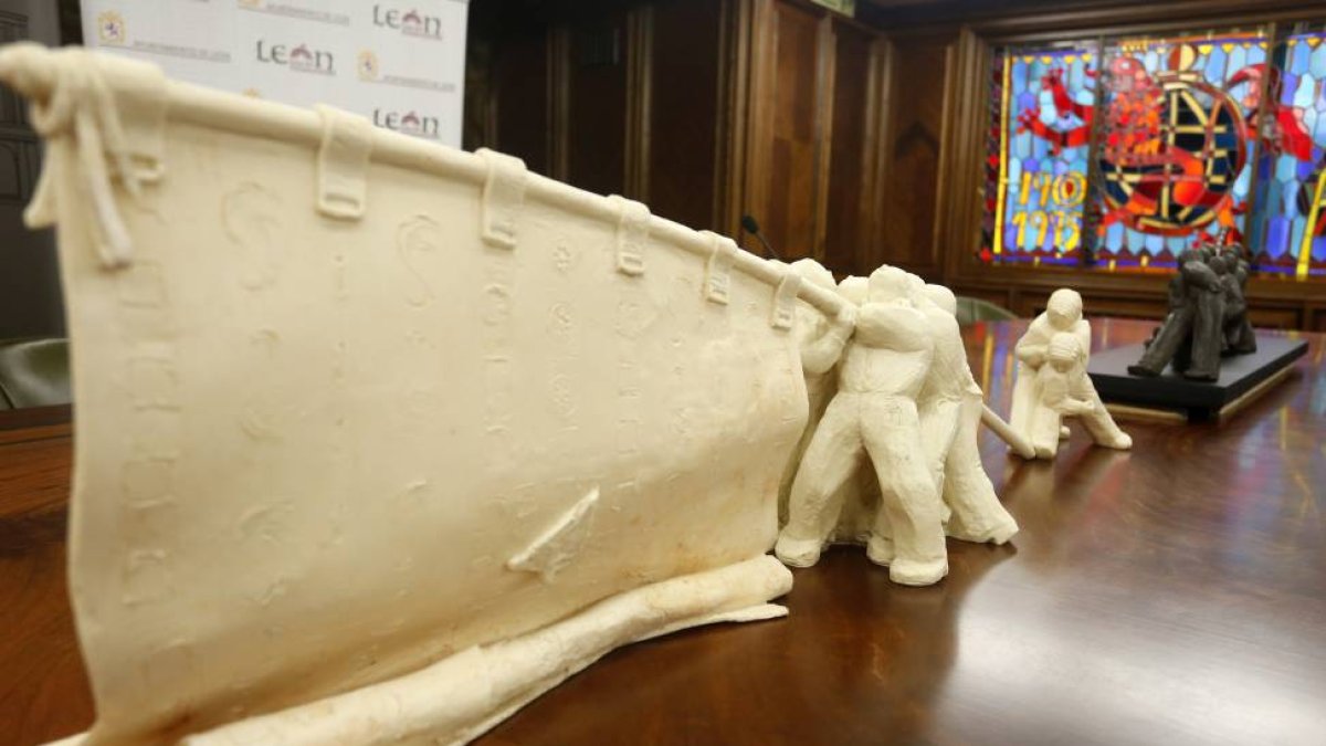 Réplica de resina de la escultura 'Homenaje a los Pendones de León' del autor Miguel Iribertegui Erase-Ical