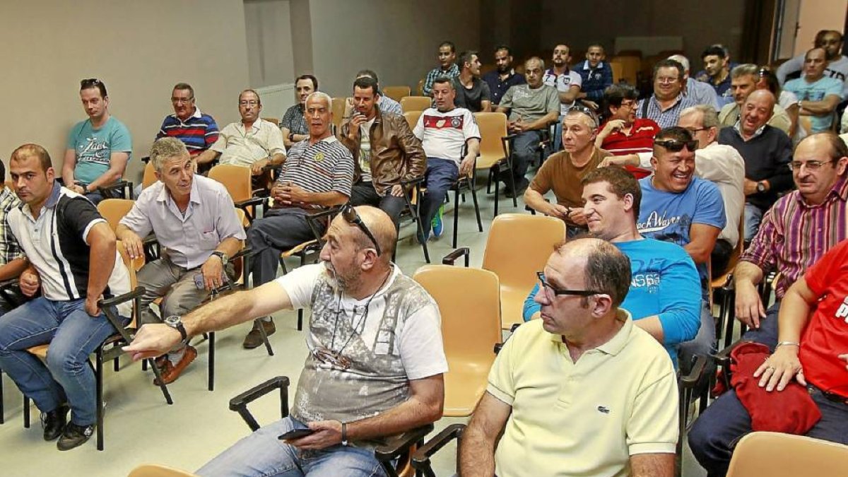 Asamblea de asalariados del taxi de Valladolid celebrada esta semana para votar a los representantes y perfilar la réplica a Uniatramc.-J. M. Lostau
