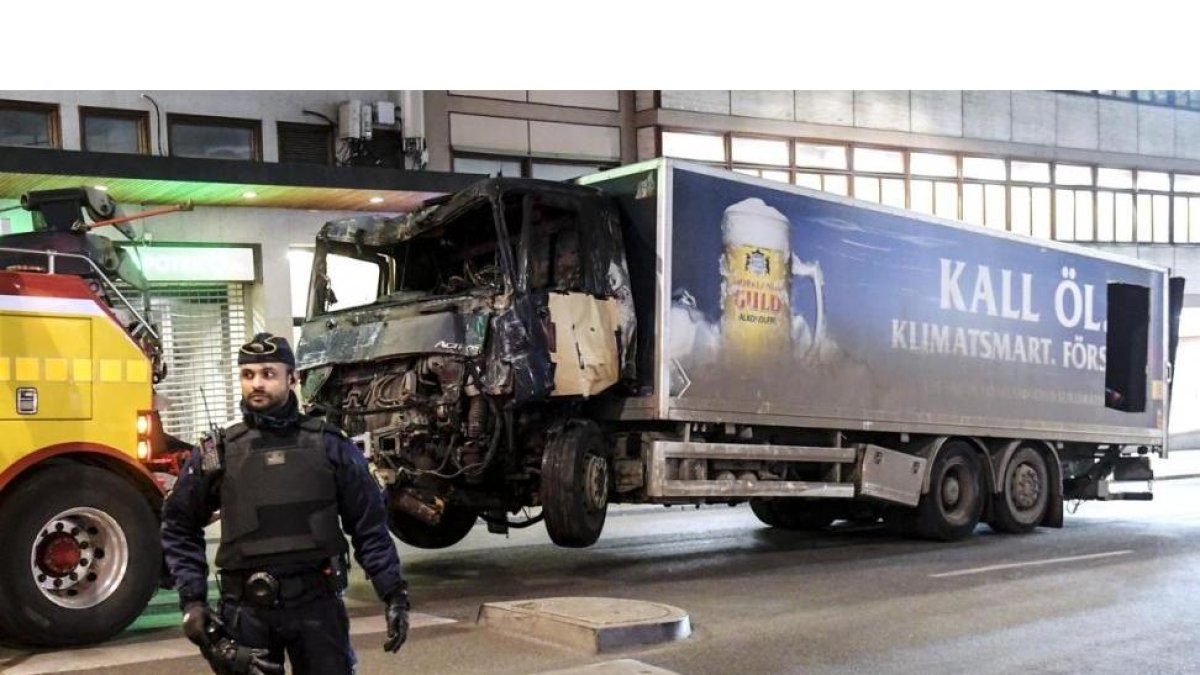 La policía retira, este viernes por la noche, el camión con el que un terrorista perpetró un atentado en el centro de Estocolmo.-EFE / MAJA SUSLIN