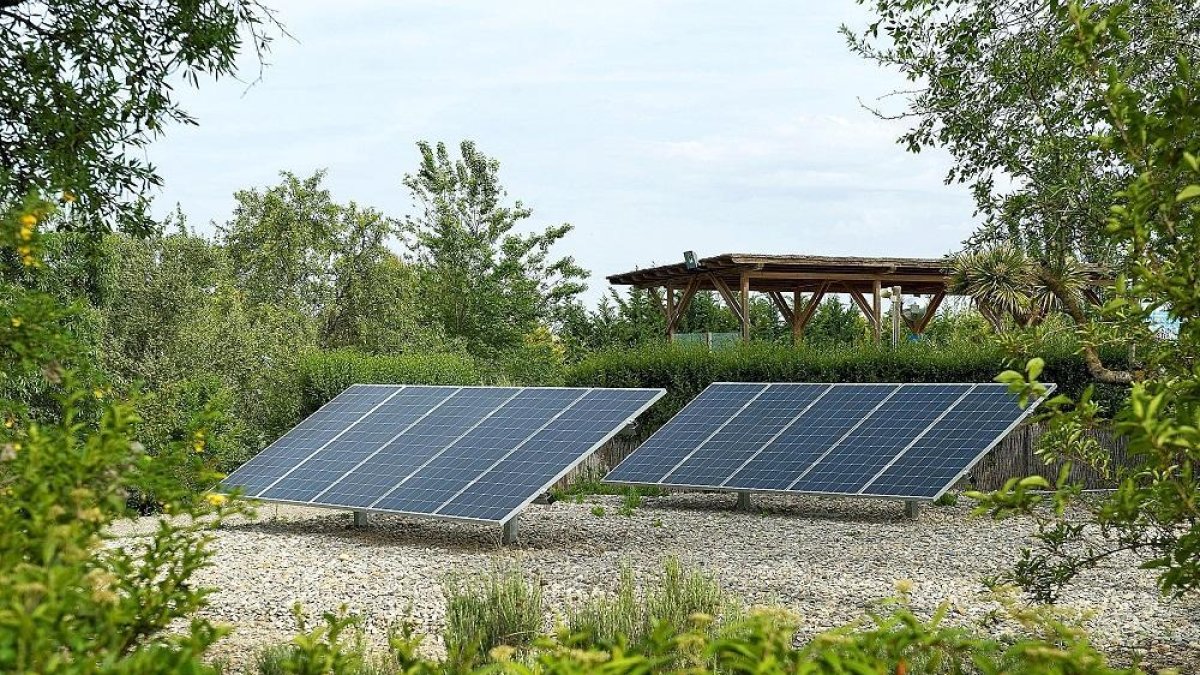 Una imagen de dos de las placas solares fotovoltaicas ‘Smart Solar’.-