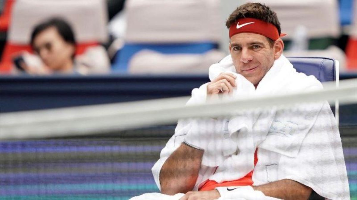 Del Potro, en un descanso del fatídico partido ante Coric.-AFP / JOHANNES EISELE