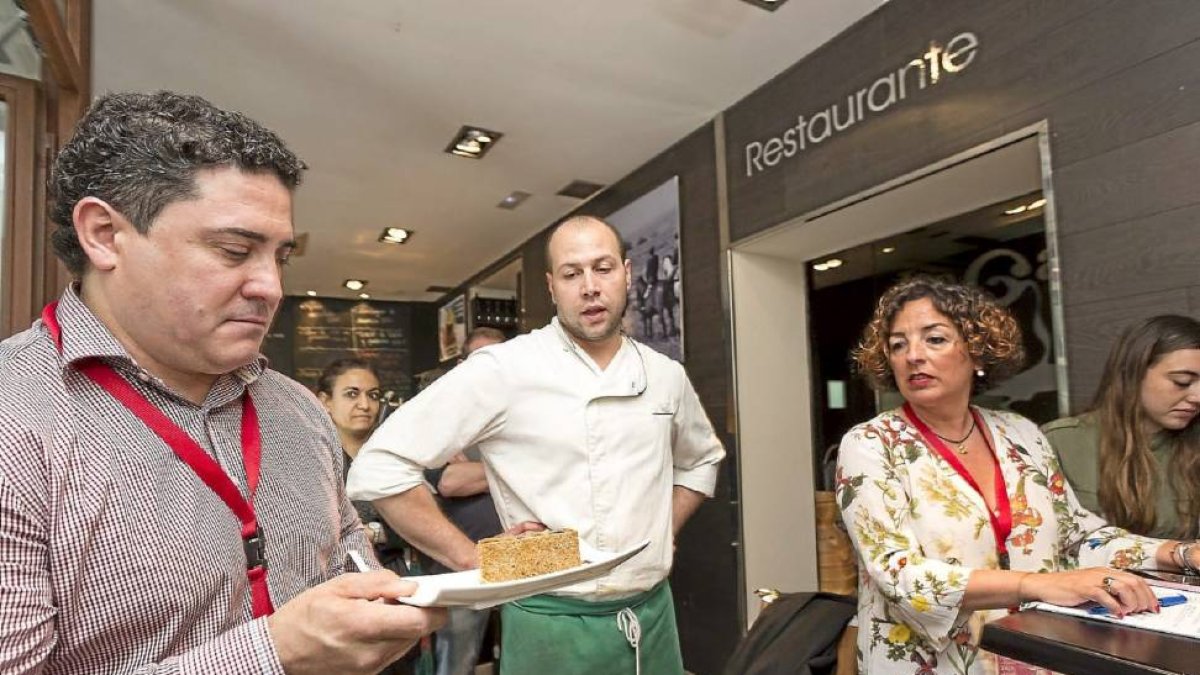 Uno de los miembros del jurazo analiza un pincho en un bar del centro.-Photogenic.