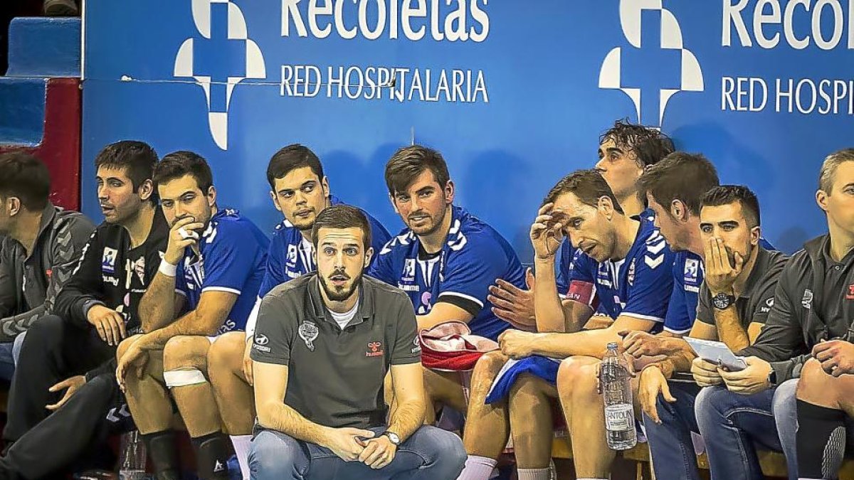 Nacho González junto al banquillo-M. Á. SANTOS