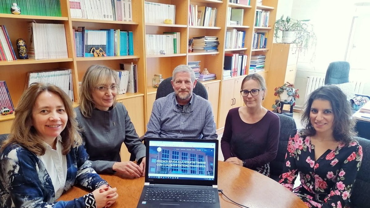 Camino Fernández, Mayte Tascón, Javier Castaño, Cristina Gutiérrez y Paula Castro en las instalaciones de la Universidad de León. EL MUNDO