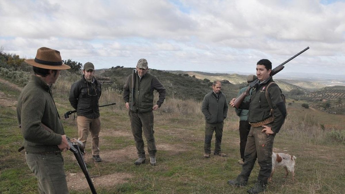 Varios cazadores practican tiro en busca de piezas durante una batida, en una imagen de archivo.-EL MUNDO