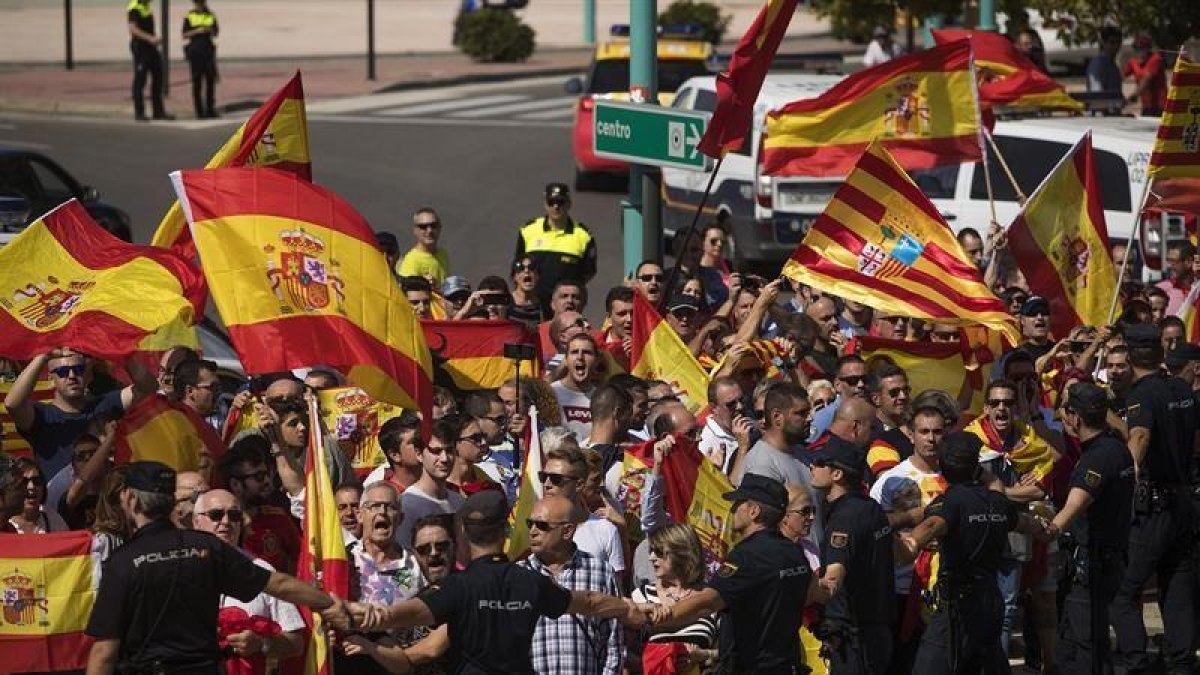 La tensión a las puertas del pabellón Siglo XXI, donde tiene lugar la asamblea extraordinaria de los cargos públicos y parlamentarios de la confederación de Unidos Podemos, ha crecido a lo largo de la mañana-EFE