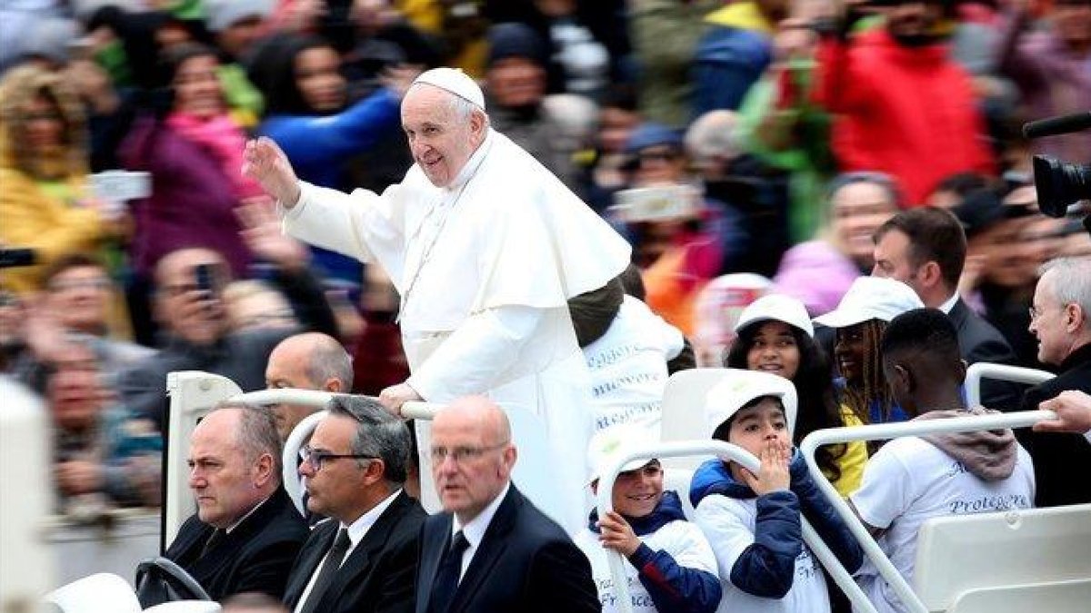 Los niños acompañan al Papa mientras saluda a los fieles a su llegada a a la plaza de San Pedro.-FRANCO ORIGLIA (GETTY IMAGES)