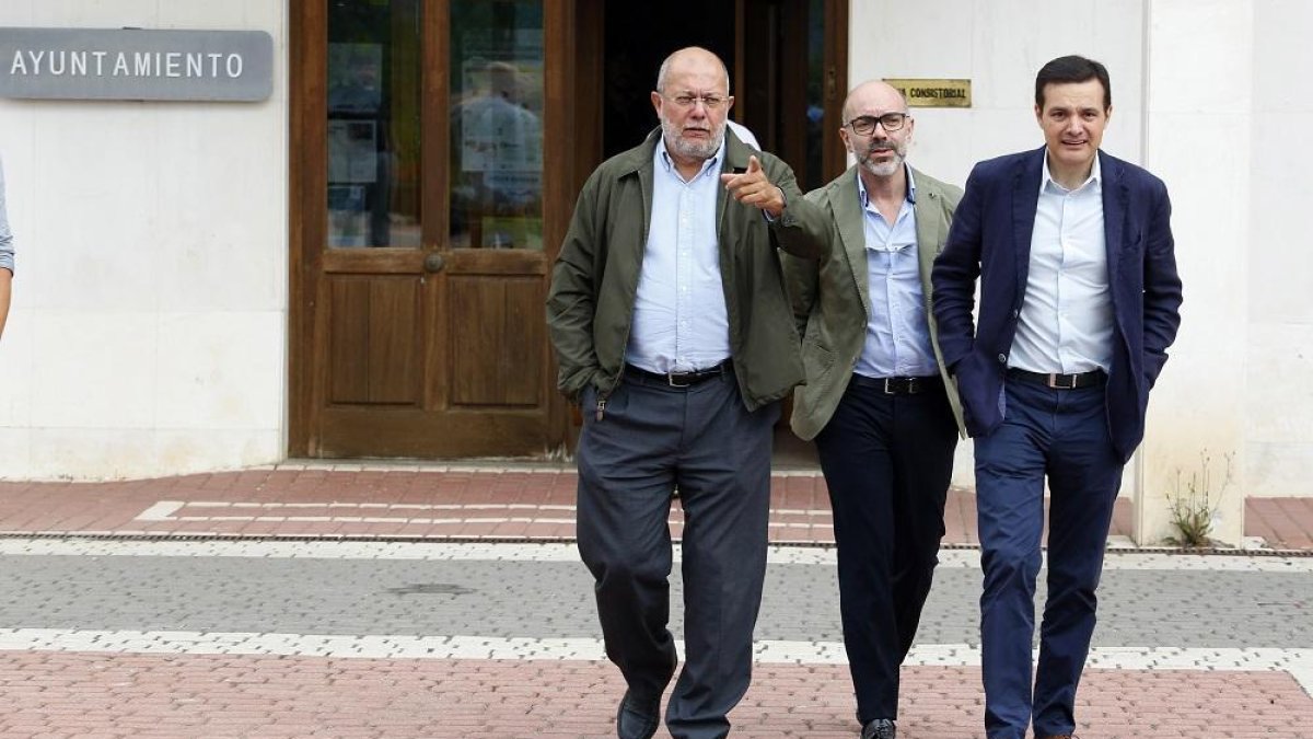 El vicepresidente, portavoz y consejero de Transparencia, Ordenación del Territorio y Acción Exterior, Francisco Igea, se reúne con el alcalde y los concejales del Ayuntamiento de Riaño-ICAL