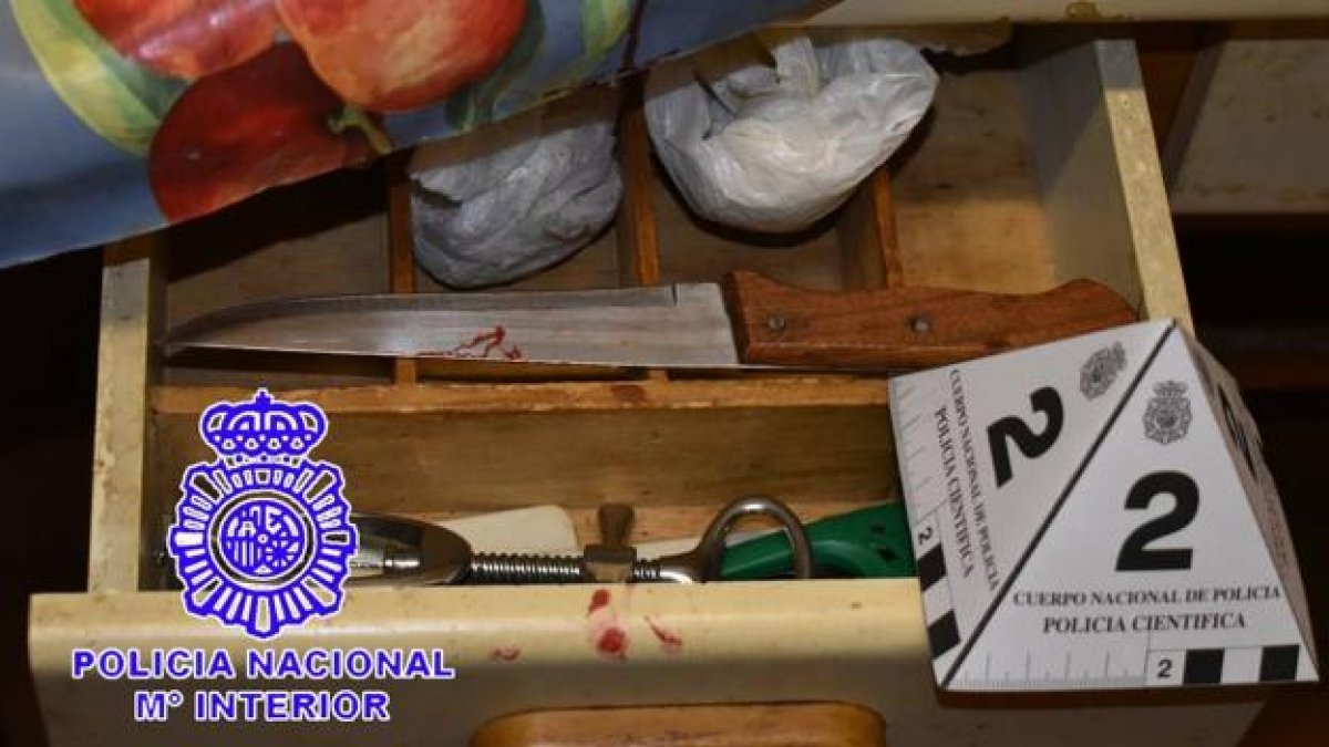 El cuchillo que empleó lo recolocó ensangrentado en el cajón de la cocina. E.M.