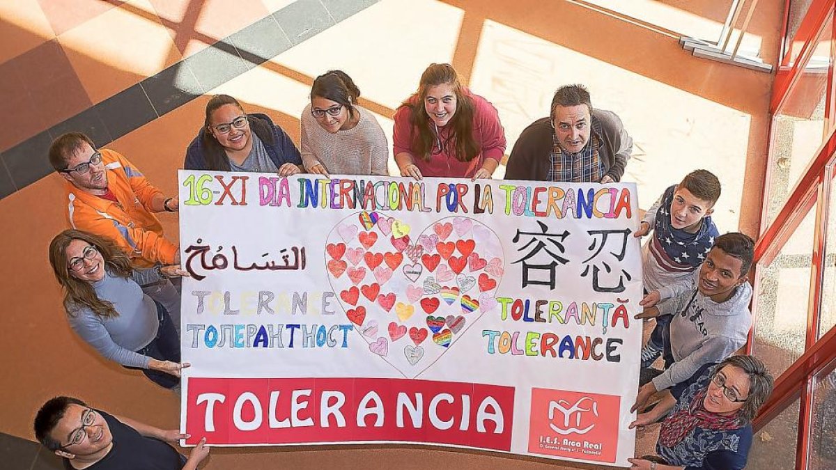 Los estudiantes del Arca Real posan junto con los profesores con un mural por la tolerancia.-PHOTOGENIC/ PABLO REQUEJO