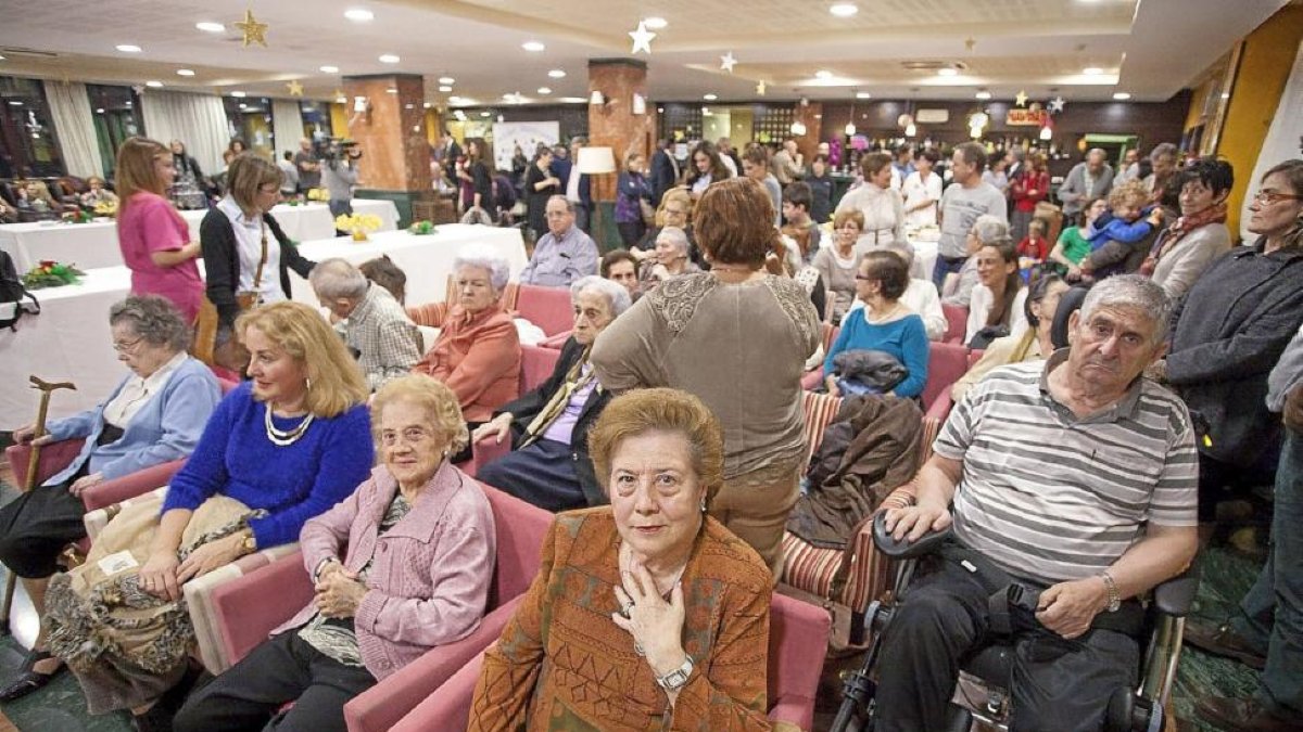 Salón de actos de la residencia ‘Plaza Real’ de Zaratán abarrotado en la fiesta del primer aniversario.-Pablo Requejo