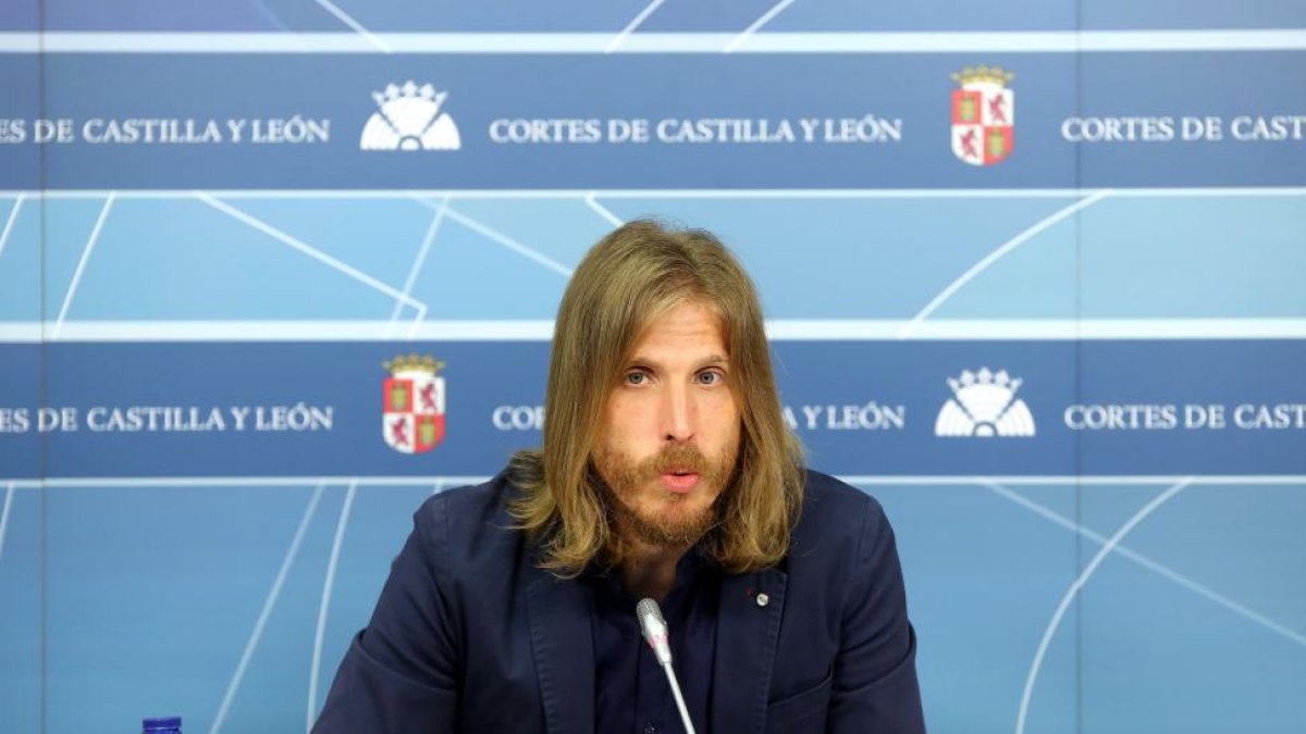 El secretario general de Podemos y portavoz en las Cortes de Castilla y León, Pablo Fernández, ofrece una rueda de prensa para tratar cuestiones de actualidad política-ICAL