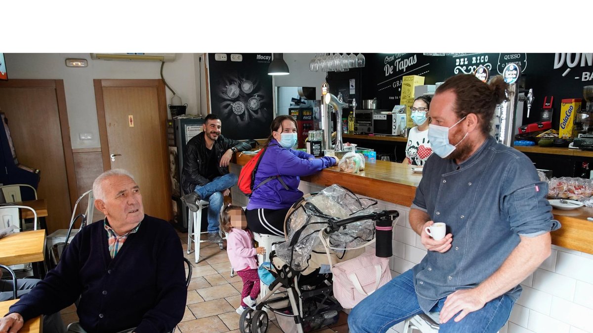 Los vallisoletanos vuelven disfrutar de las barras en el interior de los bares y restaurantes. J. M. LOSTAU