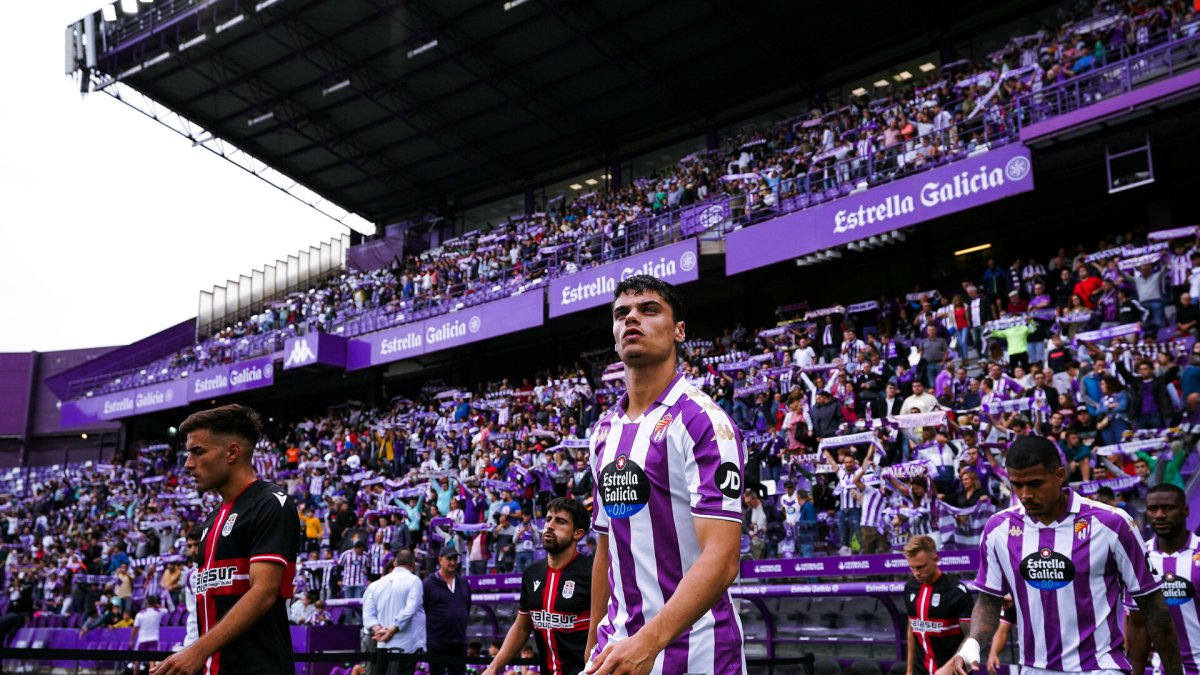 David Torres salta al campo en el partido ante el Cartagena.