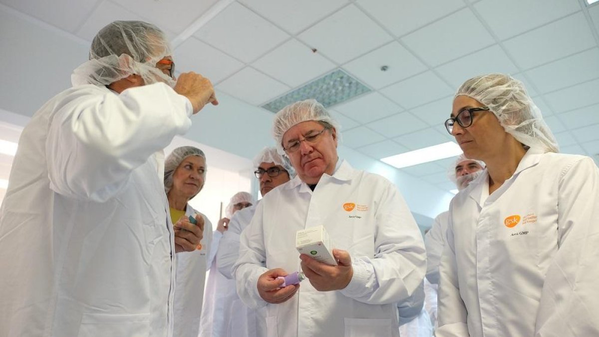 En el centro, el presidente de la Junta, durante su visita ayer a la factoría de Glaxo en Aranda de Duero.-E.M.