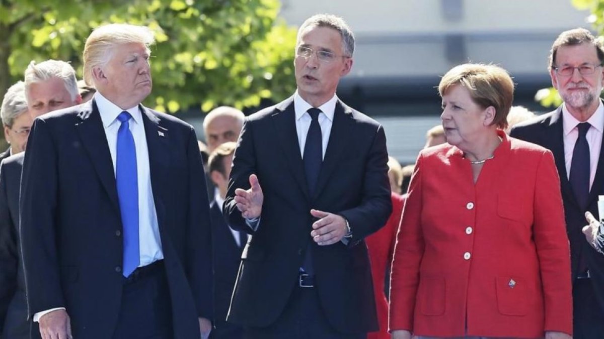 El presidente estadounidense  Donald Trump , el secretario general de la OTAN , Jens Stoltenberg, y la cancillera alemana, Angela Merkel, en Bruselas.-STEPHANIE LECOCQ