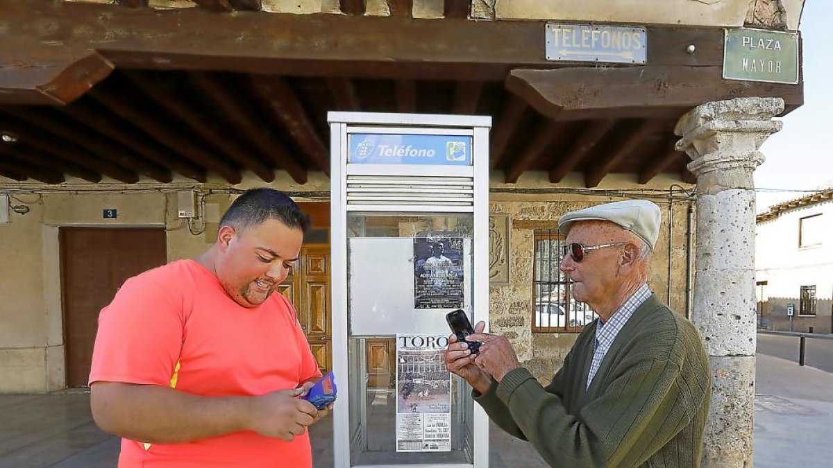 Carlos y Jesús se colocan delante de un servicio que sólo utilizan muy de vez en cuando, pero que querrían mantener en el pueblo.-J.M. LOSTAU