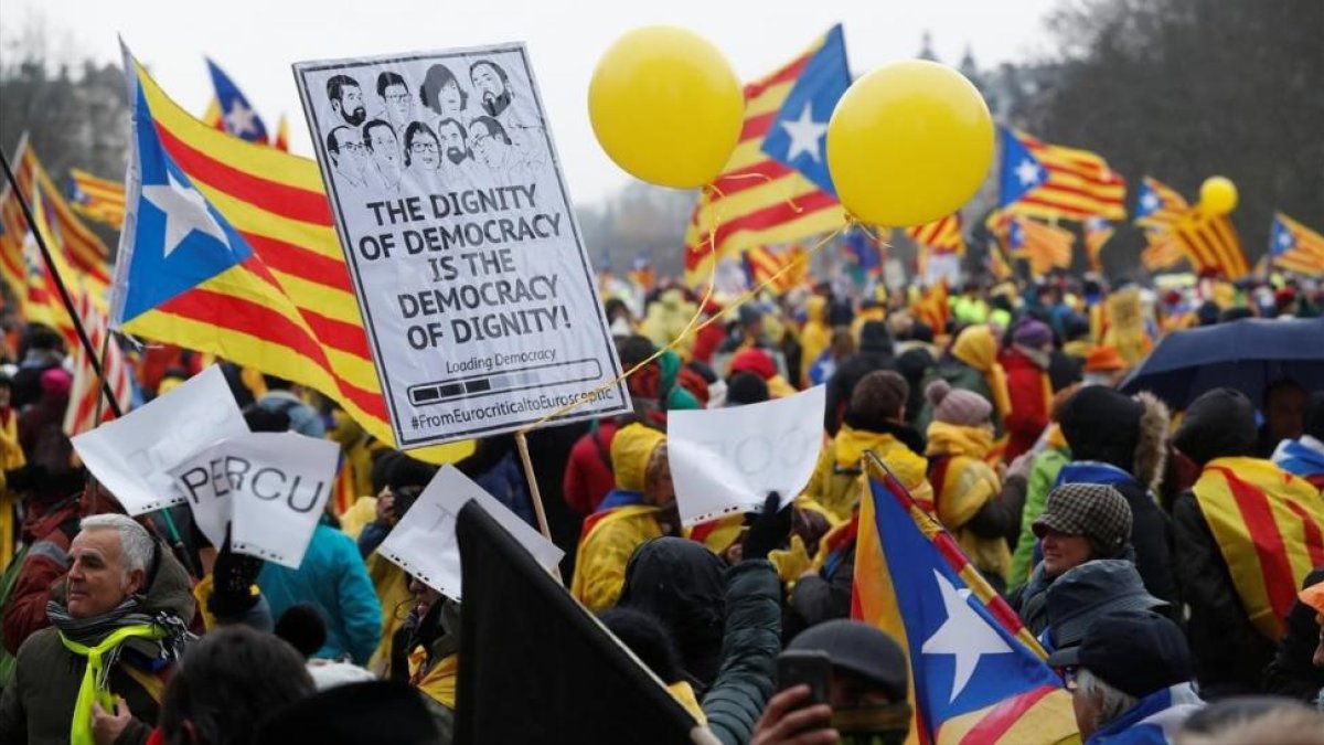 Inicio de la manifestación de la ANC y Òmnium en Bruselas, este jueves.-YVES HERMAN (REUTERS)