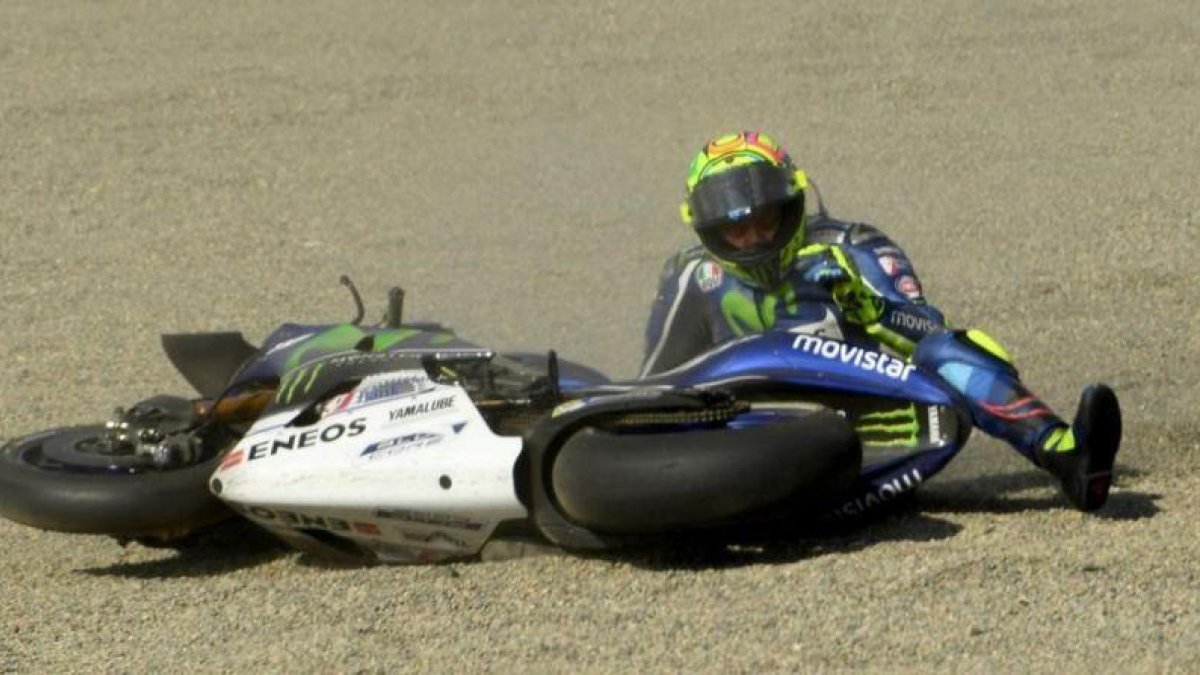 Valentino Rossi (Yamaha), tras acerse en Motegi.-AFP / TOSHIFUMI KITAMURA