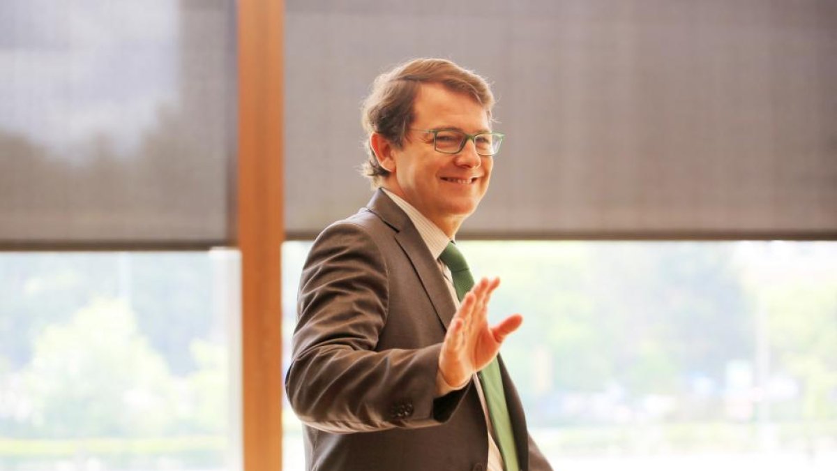Alfonso Fernández Mañueco, en un momento del Pleno de las Cortes.-ICAL