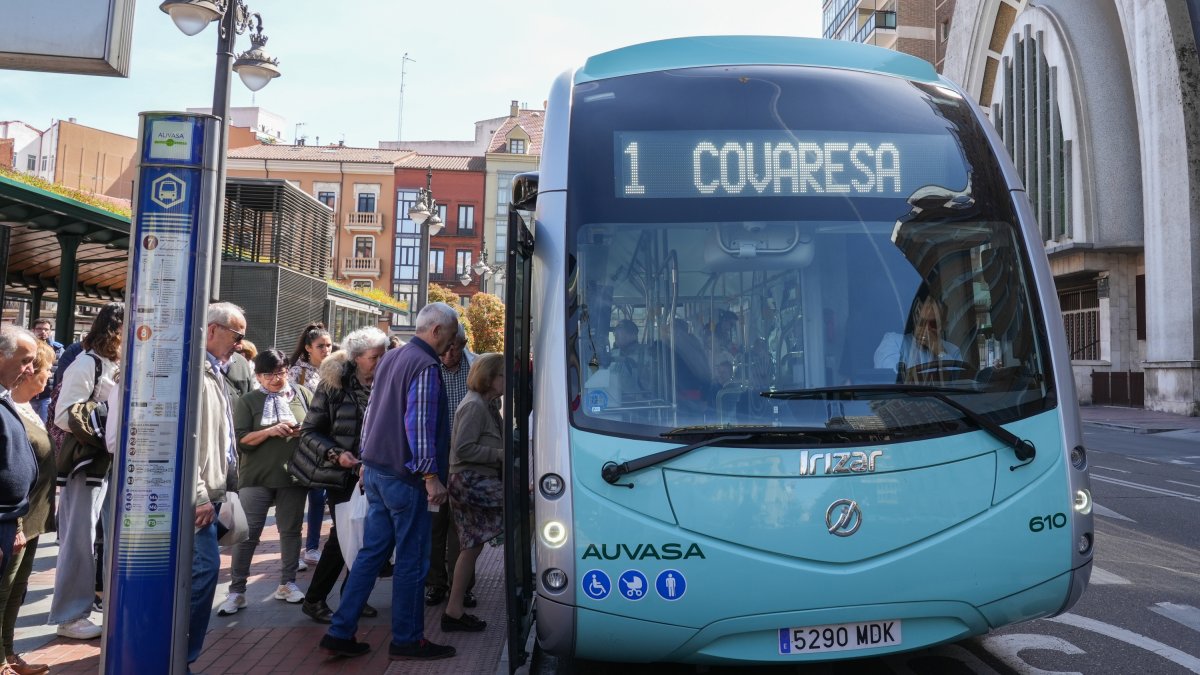 Varios pasajeros se suben a uno de los nuevos vehículos de Auvasa en una imagen de archivo. J.M. LOSTAU