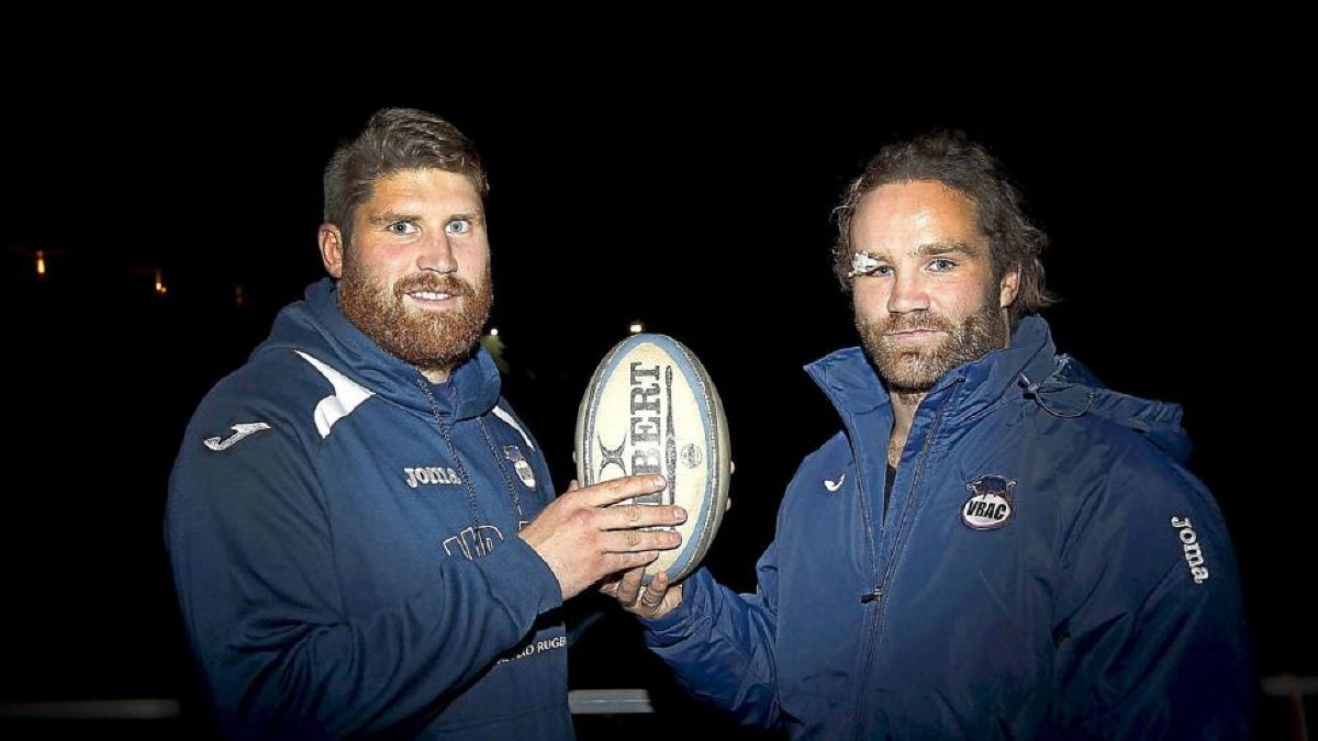 Manson y Hall posan con el oval en Pepe Rojo antes de comenzar un entrenamiento.-J. M. Lostau
