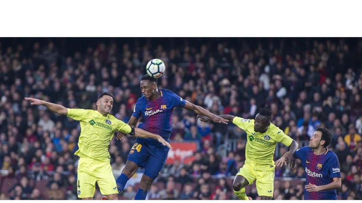 Yerry Mina cabecea a portería.-JORDI COTRINA
