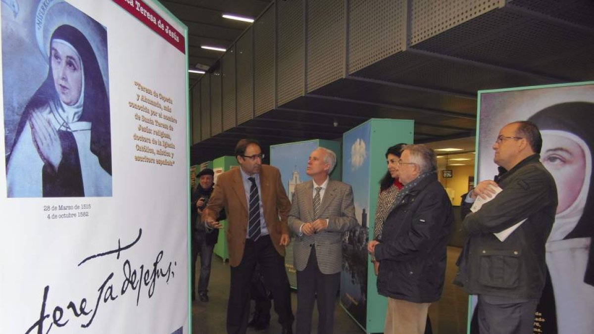Autoridades recorren la exposición