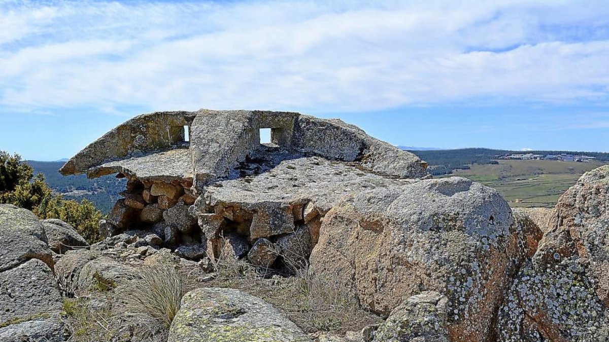 Vista de un puesto de defensa y ataque ubicado en un altozano de la sierra en el frente abulense.-L.P.