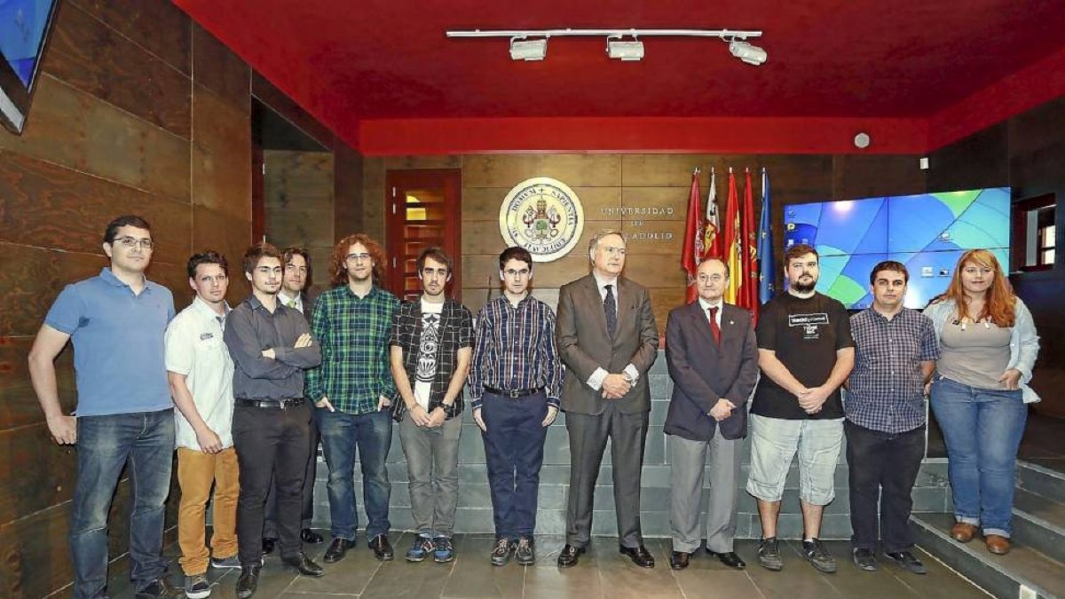 El rector de la UVA, Daniel Miguel San José, y el director de Telefónica en el Territorio Centro, Adrián García, con los emprendedores.-Ical