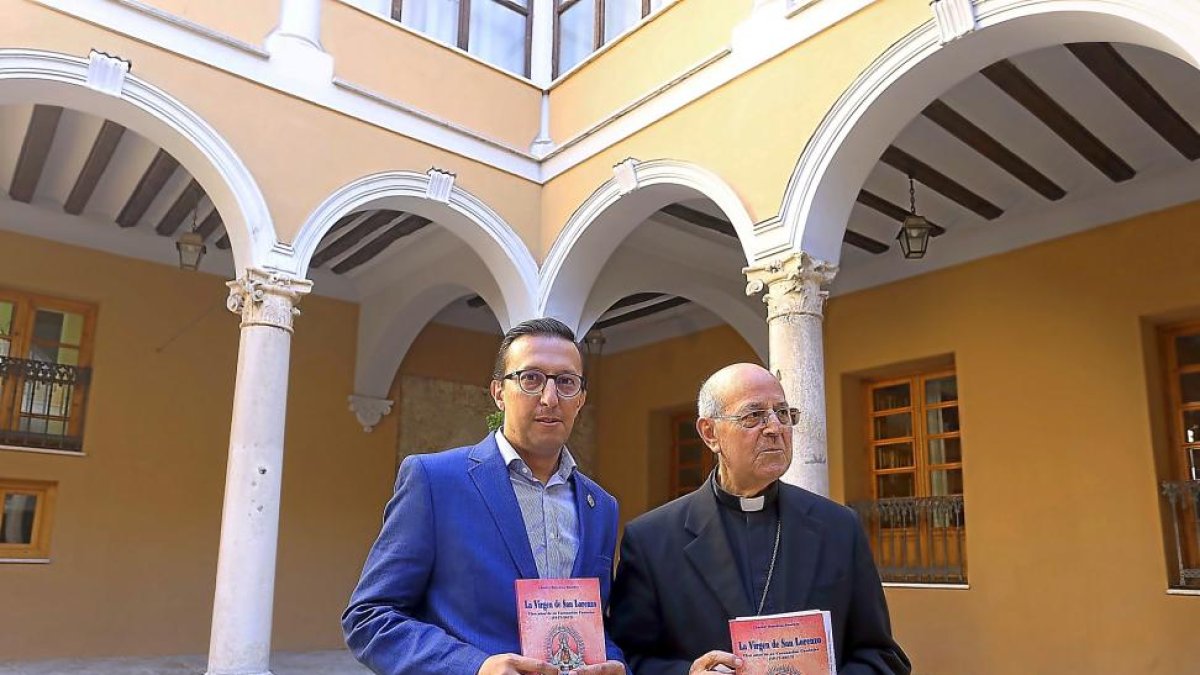 El historiador, Javier Burrieza, y el arzobispo, Ricardo Blázquez.-ICAL