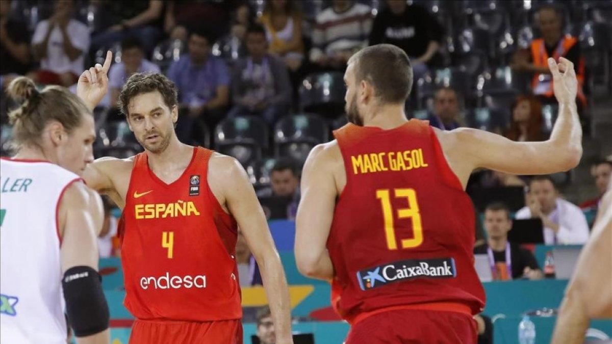 Pau Gasol saluda tras conseguir el triple que le convierte en máximo anotador de los Europeos-JUAN CARLOS HIDALGO