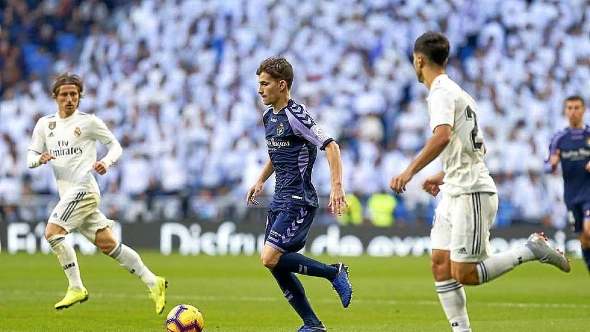 Toni conduce el balón anten la mirada de Modric, en el partido del pasado sábado en el Bernabéu.-PHOTO-DEPORTE