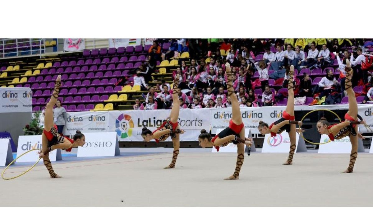 Las gimnastas del equipo júnior de CD La Victoria.-MONTSE ÁLVAREZ