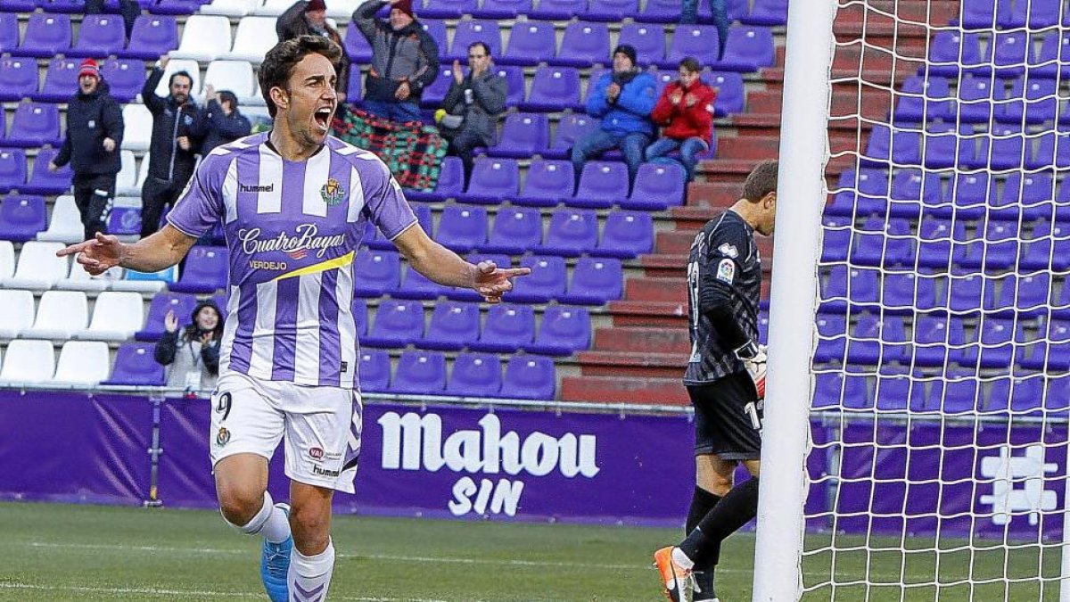 Mata celebra el primero de los dos goles que marcó el pasado domingo frente al Numancia.-J. M. LOSTAU