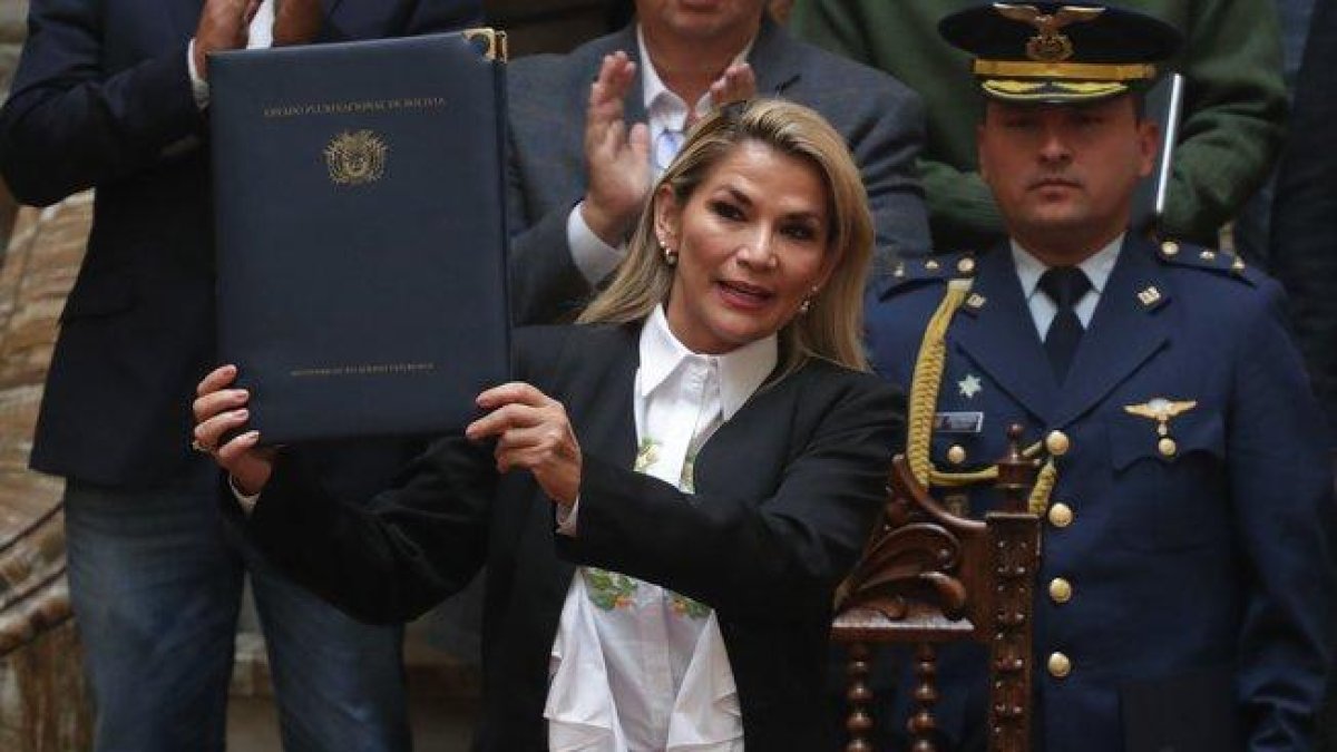 Áñez había negado en varias ocasiones su intención de presentarse a las elecciones de 3 de mayo.-EFE
