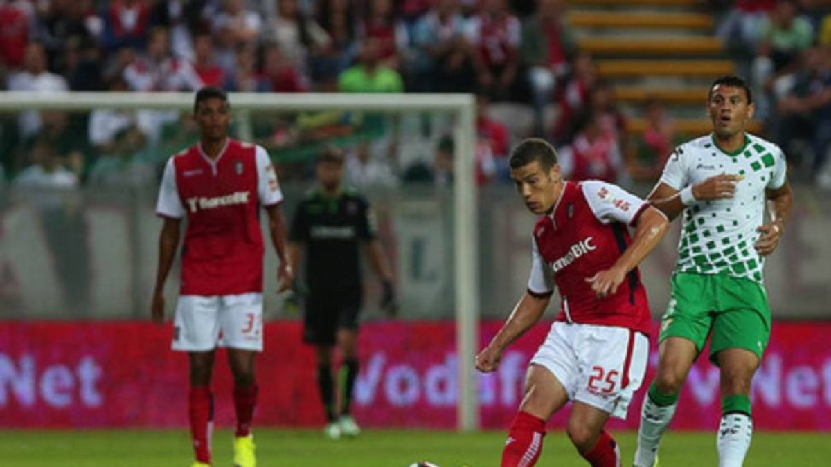 Pedro Tiba ejecuta un pase con estilo, en un partido del Sporting de Braga.-Record