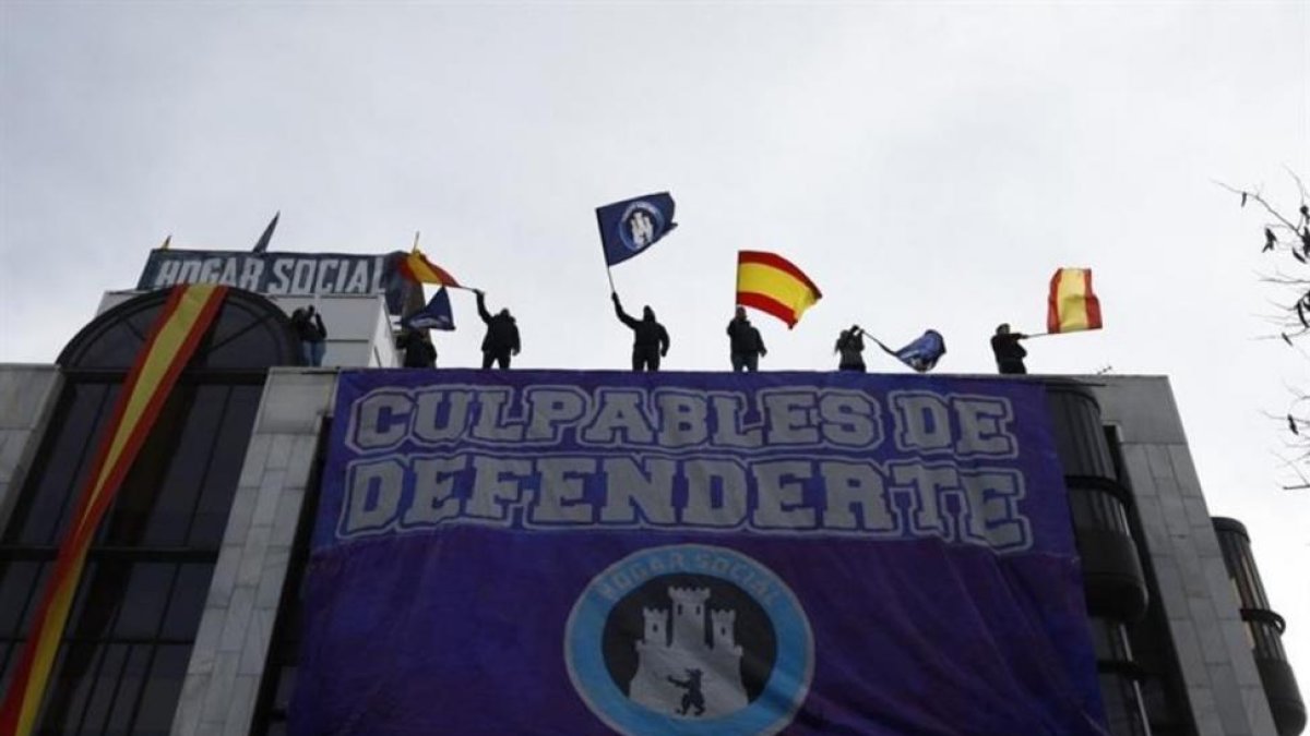 La resistencia de los neonazis de Hogar Social Madrid al desalojo de su sede de Banco Madrid.-EL PERIÓDICO