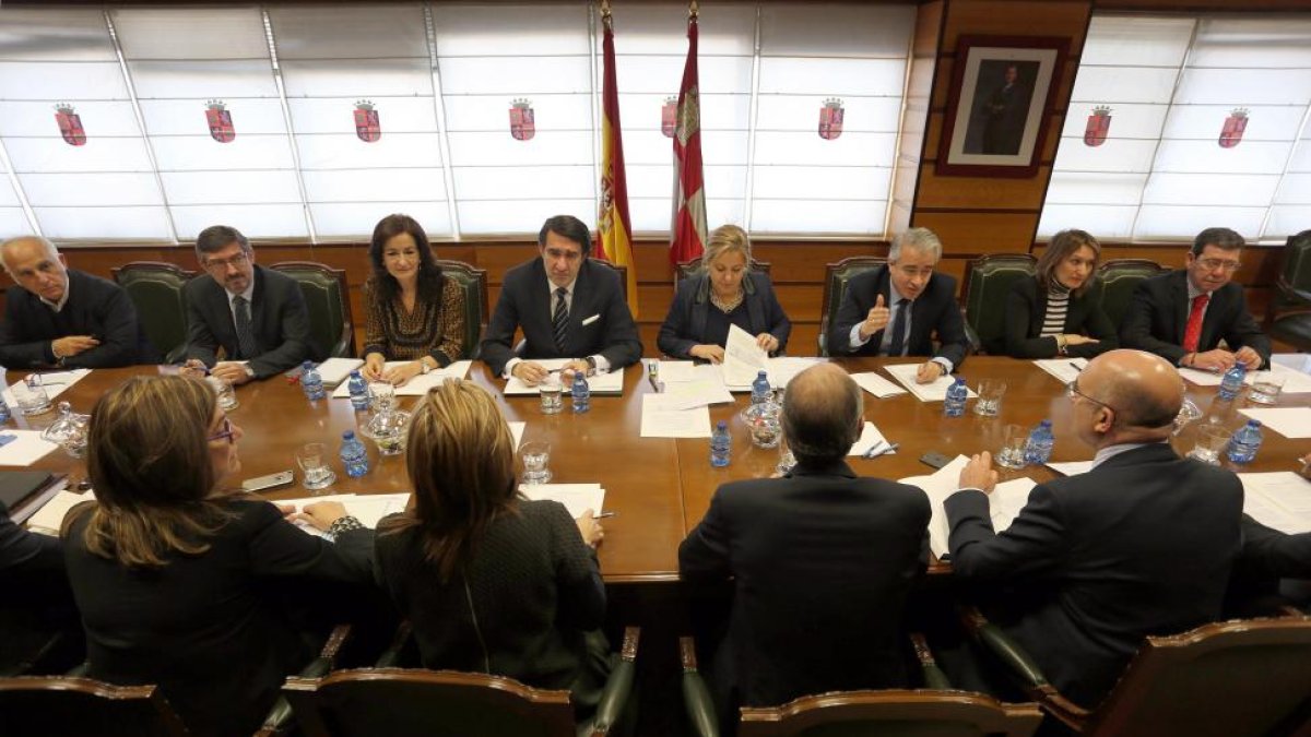 La vicepresidenta y consejera de Empleo, Rosa Valdeón, y el consejero de Fomento y Medio Ambiente, Juan Carlos Suárez-Quiñones, mantienen una reunión con los presidentes de las diputaciones provinciales para tratar temas de servicios en el ámbito rural-ICAL