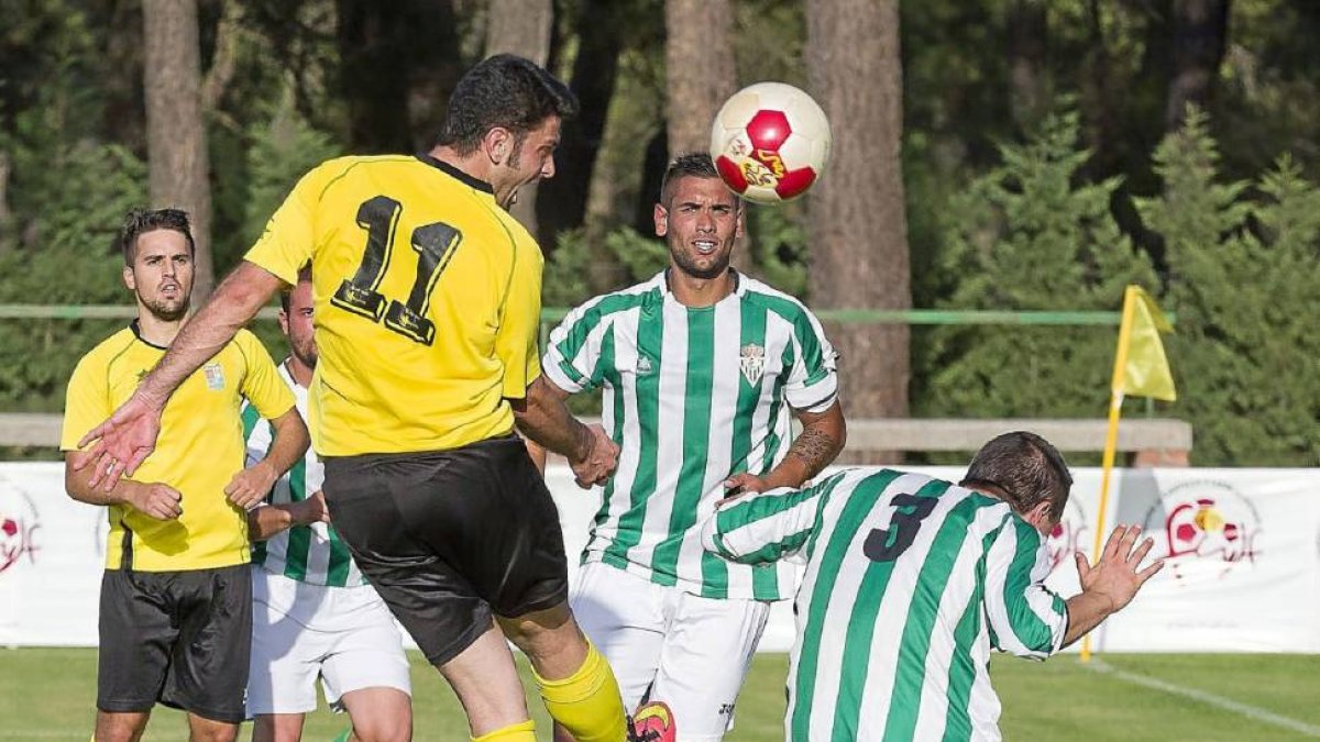 Un jugador del Mojados se adelanta a los defensas del Betis y cabecea tras un córner.-Pablo Requejo